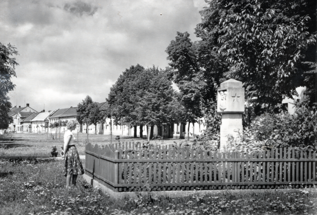 Nejasný osud měl pomník padlých rudoarmějců odhalený na návsi v květnu 1951.