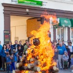 Stavìní máje v Holici u Olomouce