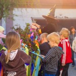 Stavìní máje v Holici u Olomouce