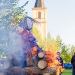 Stavìní máje v Holici u Olomouce